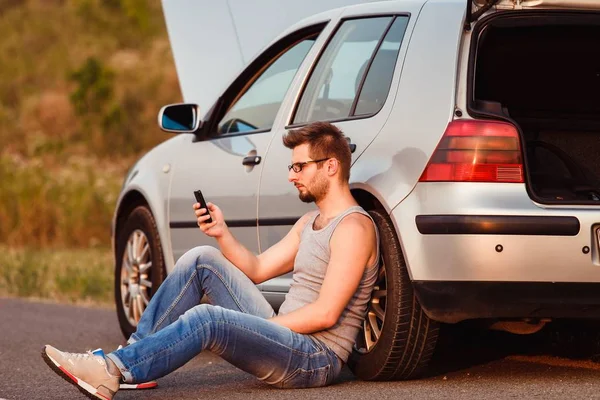 Jovem Senta Asfalto Perto Seu Carro Quebrado Chamar Apoio Técnico — Fotografia de Stock