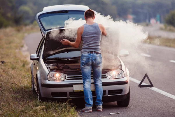 Das Auto Ging Kaputt Raucht Unter Der Motorhaube Der Antrieb — Stockfoto