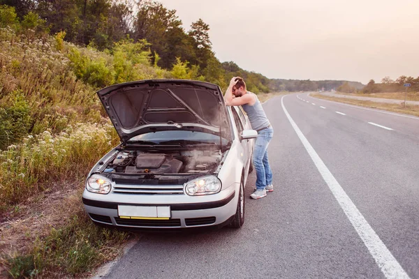 Jovem Desespero Agarrou Cabeça Porque Seu Carro Quebrou Estrada Não — Fotografia de Stock