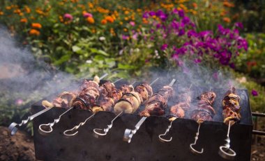 Ham şiş kebap Marine. Et şiş üzerinde sinirli olduğunu. Bir tepside çim üzerinde yalan.