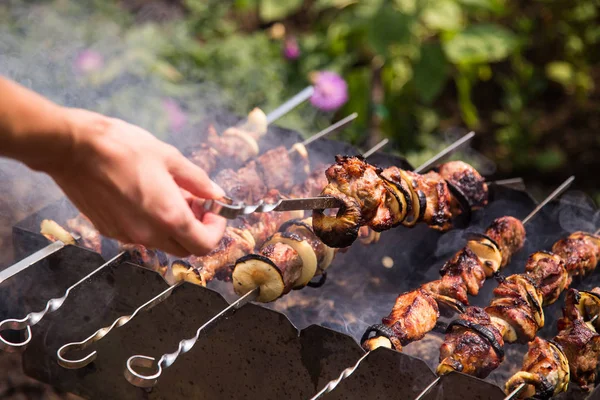 Hand Som Håller Kött Spett Matlagning Shish Kebab Elden — Stockfoto