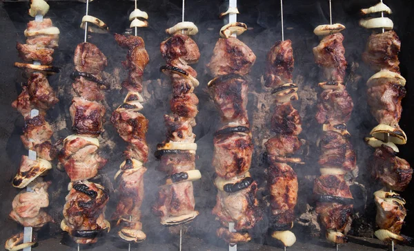 Matlagning Kött Elden Shish Kebab Rostning Grillen Nära Ovanifrån — Stockfoto