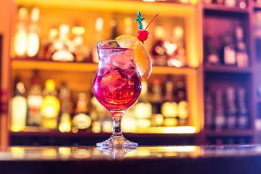 Taze kırmızı kokteyl Çubuğu'nda buz ve portakal dilim konumu olan