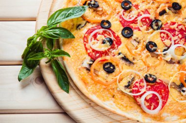 Ahşap arka plan üzerinde çeşitli Pizza