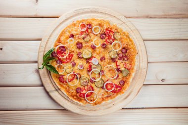 Pizza üzerinde ahşap arka plan Üstten Görünüm