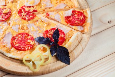 Ahşap arka plan üzerinde pastırmalı pizza