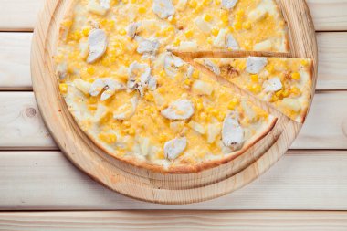 Ananas ahşap arka plan üzerinde pizza