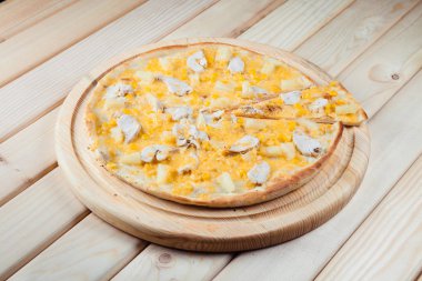 Ananas ahşap arka plan üzerinde pizza
