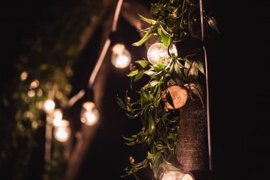 Ampulleri gece tören dekorasyonda bir çelenk