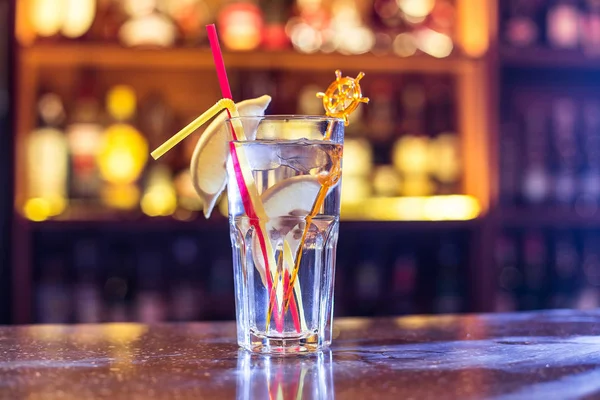 Cóctel de ginecología en el bar. Bebida alcohólica (cerrar ) — Foto de Stock