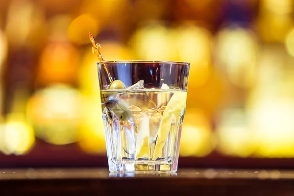 Cóctel de ginecología en el bar. Bebida alcohólica (cerrar ) — Foto de Stock