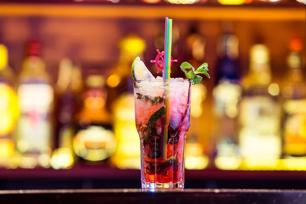 Cocktail Mojito met aardbeien likeur in een glas op een CHTERGRO — Stockfoto