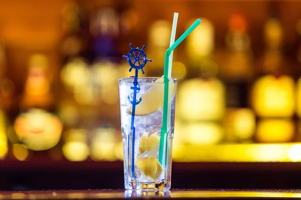 Gin tonic cocktail aan de bar. Alcoholische drank (dicht) — Stockfoto