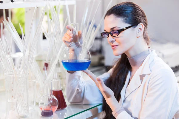 Mujer científica en estudios de laboratorio fluido — Foto de Stock