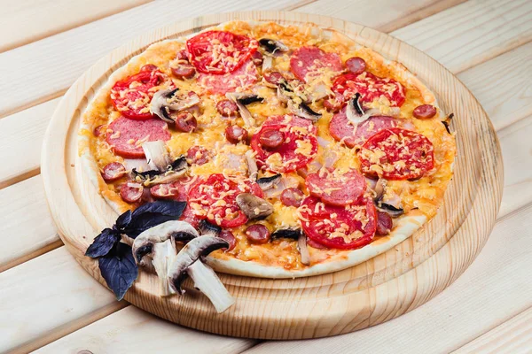 Pizza no fundo de madeira vista superior — Fotografia de Stock