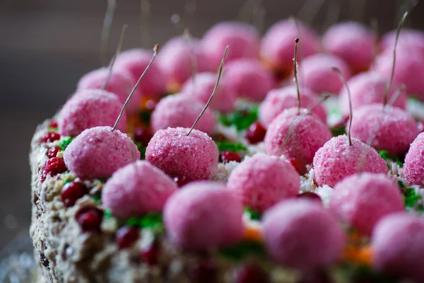 Bolo com cerejas de açúcar em um fundo de madeira — Fotografia de Stock