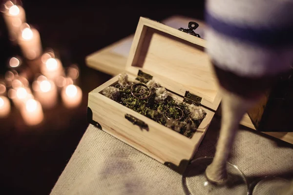 Una mesa para un mural son recién casados en una ceremonia nocturna —  Fotos de Stock