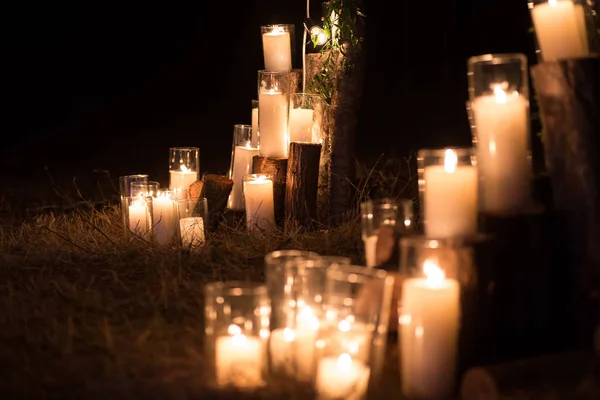 Bougies en fioles de verre dans la décoration de la cérémonie de la nuit — Photo