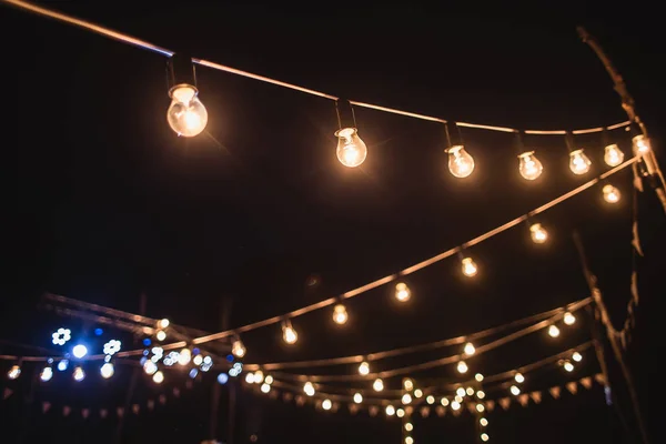 Une guirlande d'ampoules dans la décoration de la cérémonie nocturne — Photo