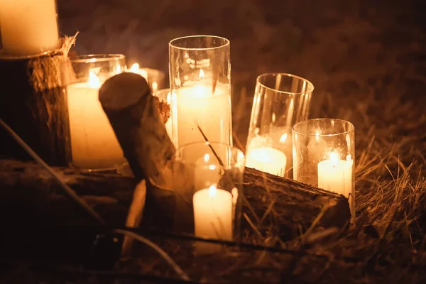 Kaarsen in glas kolven in de aankleding van de ceremonie van de nacht — Stockfoto