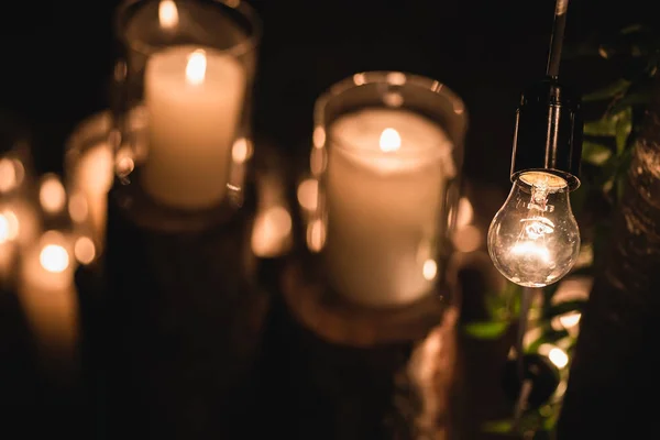 Velas en frascos de vidrio en la decoración de la ceremonia nocturna —  Fotos de Stock