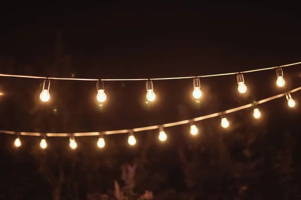 Une guirlande d'ampoules dans la décoration de la cérémonie nocturne — Photo