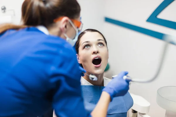 Paciente joven en una recepción en el dentista — Foto de Stock