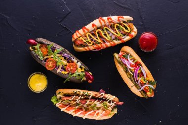 Dört hot dog'karanlık bir arka plan (en iyi Görünümü Kapat)