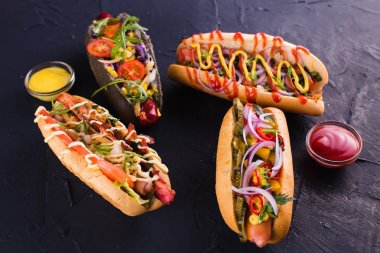 Dört hot dog'karanlık bir arka plan (en iyi Görünümü Kapat)