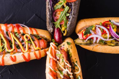 Dört hot dog'karanlık bir arka plan (en iyi Görünümü Kapat)