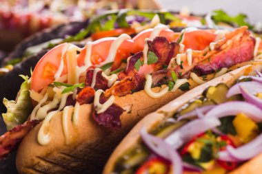 Dört sosisli sandviç (yakın karanlık bir arka plan üzerinde)