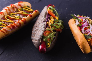 Üç hot dog karanlık bir arka plan (close ')