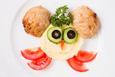 Çocuk karmaşık öğle owlish (patates püresi, pirzola, vegeta