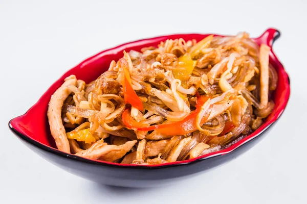 Fideos Vidrio Grueso Con Pimiento Pollo Semillas Sésamo Plato Rojo —  Fotos de Stock