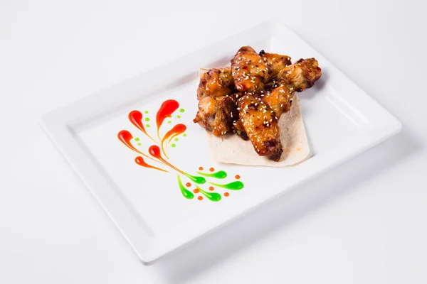 Gebratene Chicken Wings Mit Sauce Auf Weißem Teller — Stockfoto