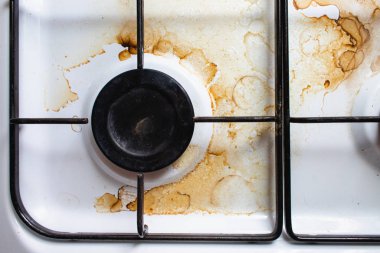 Leke ve yağ ile kirli tabak