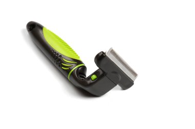 Beyaz arka planda kürkü evcil hayvanlarda taramak için ısıtıcı. İzole