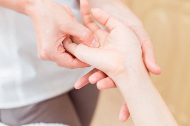 Kozmetik odasında el eller masör yapmak bir noktaya yakın Masaj