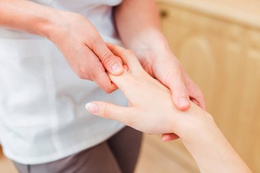 Kozmetik odasında el eller masör yapmak bir noktaya yakın Masaj