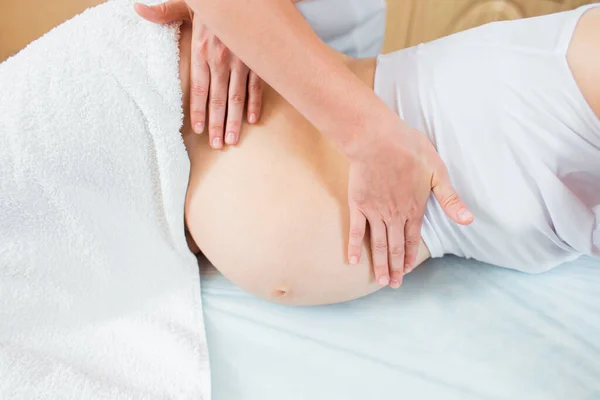 Schöne Junge Ärztin Masseurin Einem Kosmetikraum Macht Eine Massage Für — Stockfoto