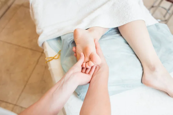 Dicht Bij Vrouwelijke Handen Van Masseur Doen Voetmassage Kosmetologische Kamer — Stockfoto