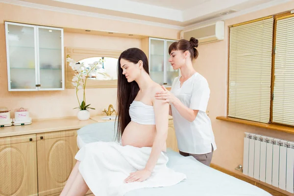 Mooie Zwangere Brunette Vrouw Met Lang Haar Genieten Schouder Rug — Stockfoto