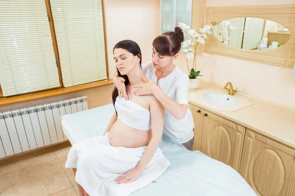 Mooie Zwangere Brunette Vrouw Met Lang Haar Geniet Van Een — Stockfoto