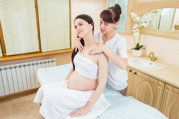 Mooie Zwangere Brunette Vrouw Met Lang Haar Geniet Van Een — Stockfoto