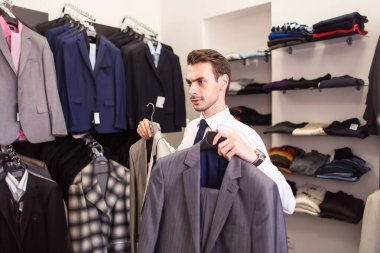 Adam alıcı ceket butik seçer.