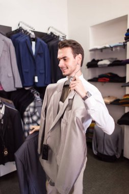 Adam alıcı ceket butik seçer.