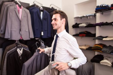 Adam alıcı ceket butik seçer.