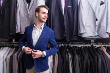 Şık ceketler arka plan üzerinde giyim butik erkekte