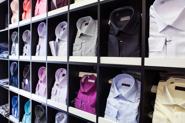 Veelkleurige Mannenhemden Showcase Boetiek — Stockfoto