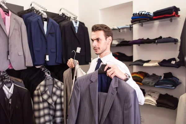 Acquirente Uomo Sceglie Giacca Boutique — Foto Stock